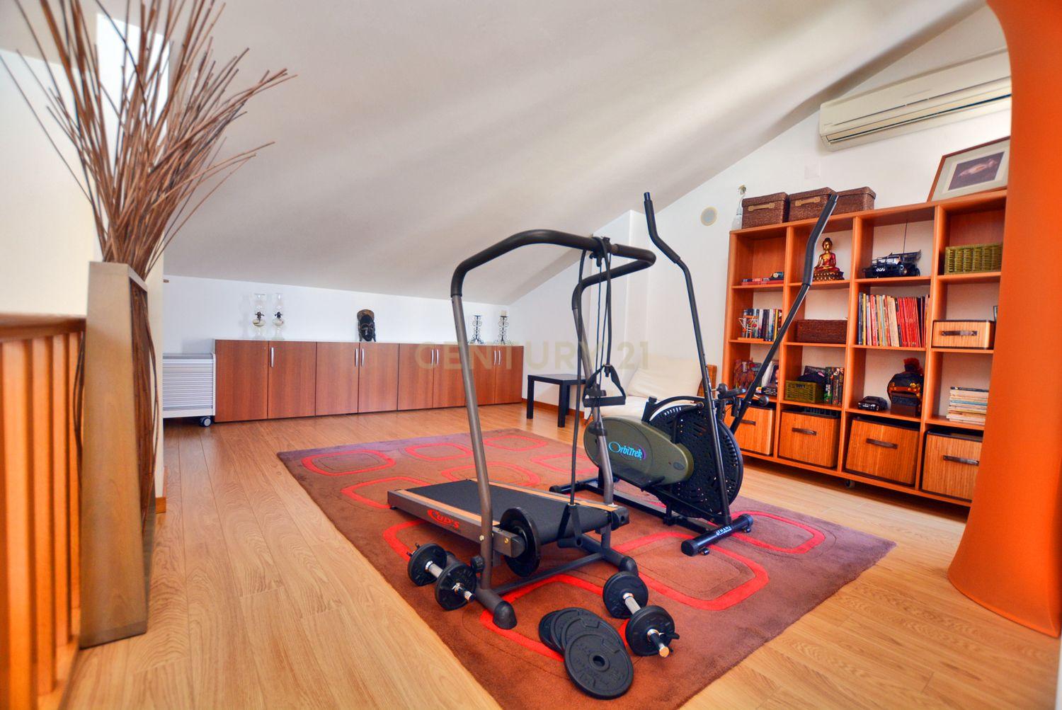 Luxuosa Moradia Renovada com Vista Panorâmica em Loures - Image 39