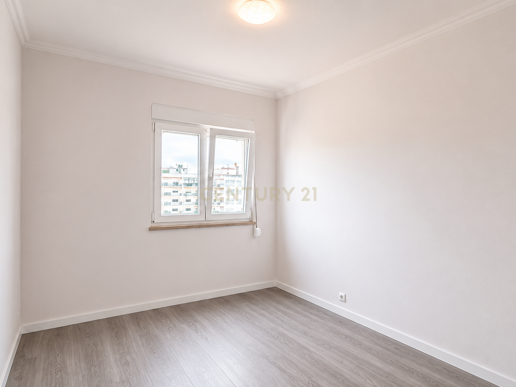 Apartamento T2 Renovado e Equipado | São Sebastião, Setúbal - Image 9