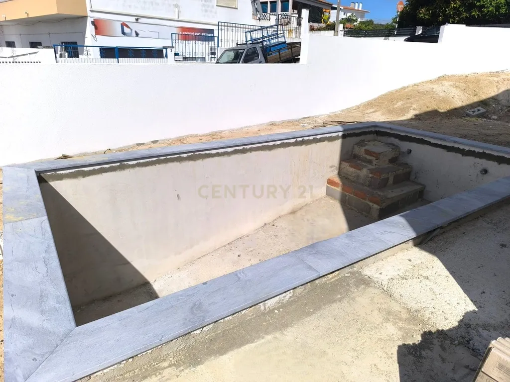 MORADIA CONTEMPORÂNEA T3+1 COM PISCINA NA CHARNECA DA CAPARICA – A 5 MINUTOS DA PRAIA! - Image 20