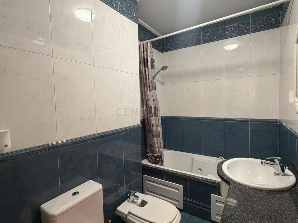 T1 mobilado com 70 m² e garagem junto ao Metro das Laranjeiras - Image 13