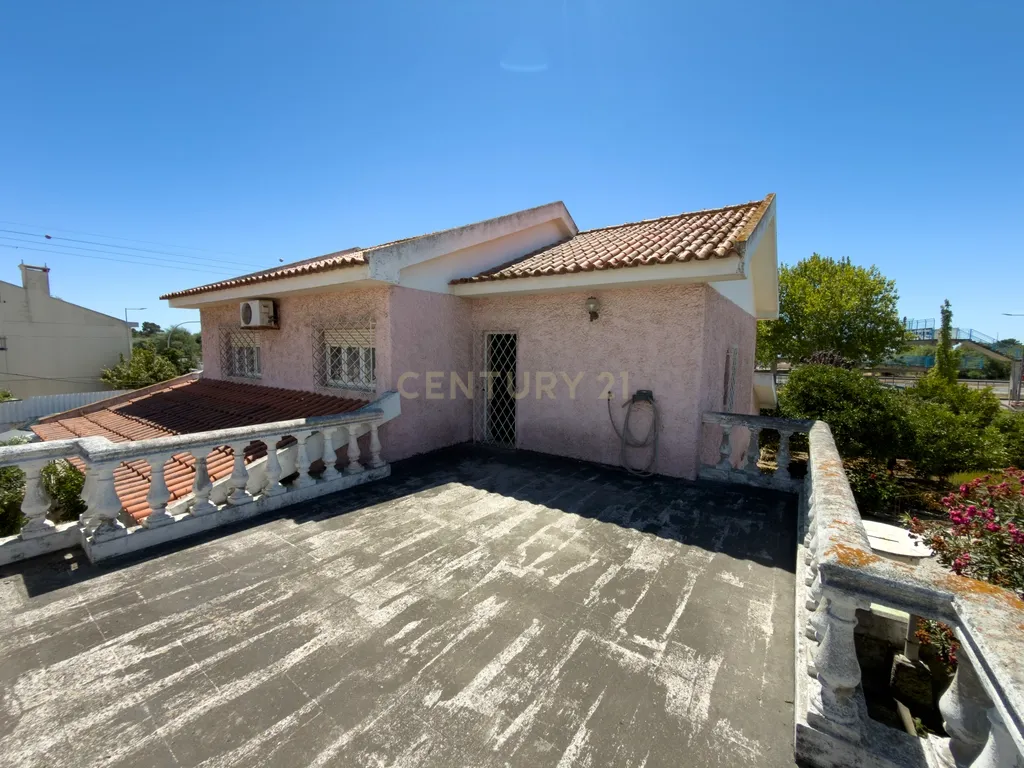 Moradia Isolada T5 de 300 m2 num lote de 900m2 - Image 31