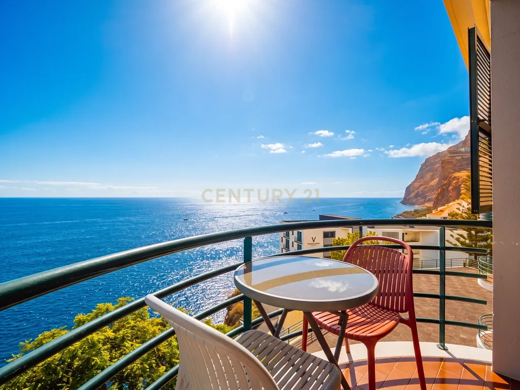Apartamento T3 em Câmara de Lobos - Vista Mar Definitiva - Image 1