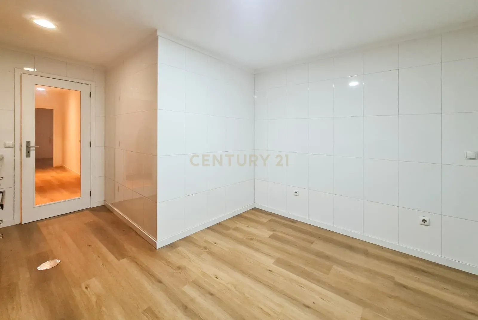 Fotografia 5 de 🏡 T2 PAREDES, MOURIZ C/ 2 FRENTES, EXCELENTES ÁREAS E VARANDAS EM TODAS AS DIVISÕES A APENAS 29 MINUTOS DO PORTO 📍📢  (Disponível para venda – atualmente arrendado até dezembro de 2026, com r