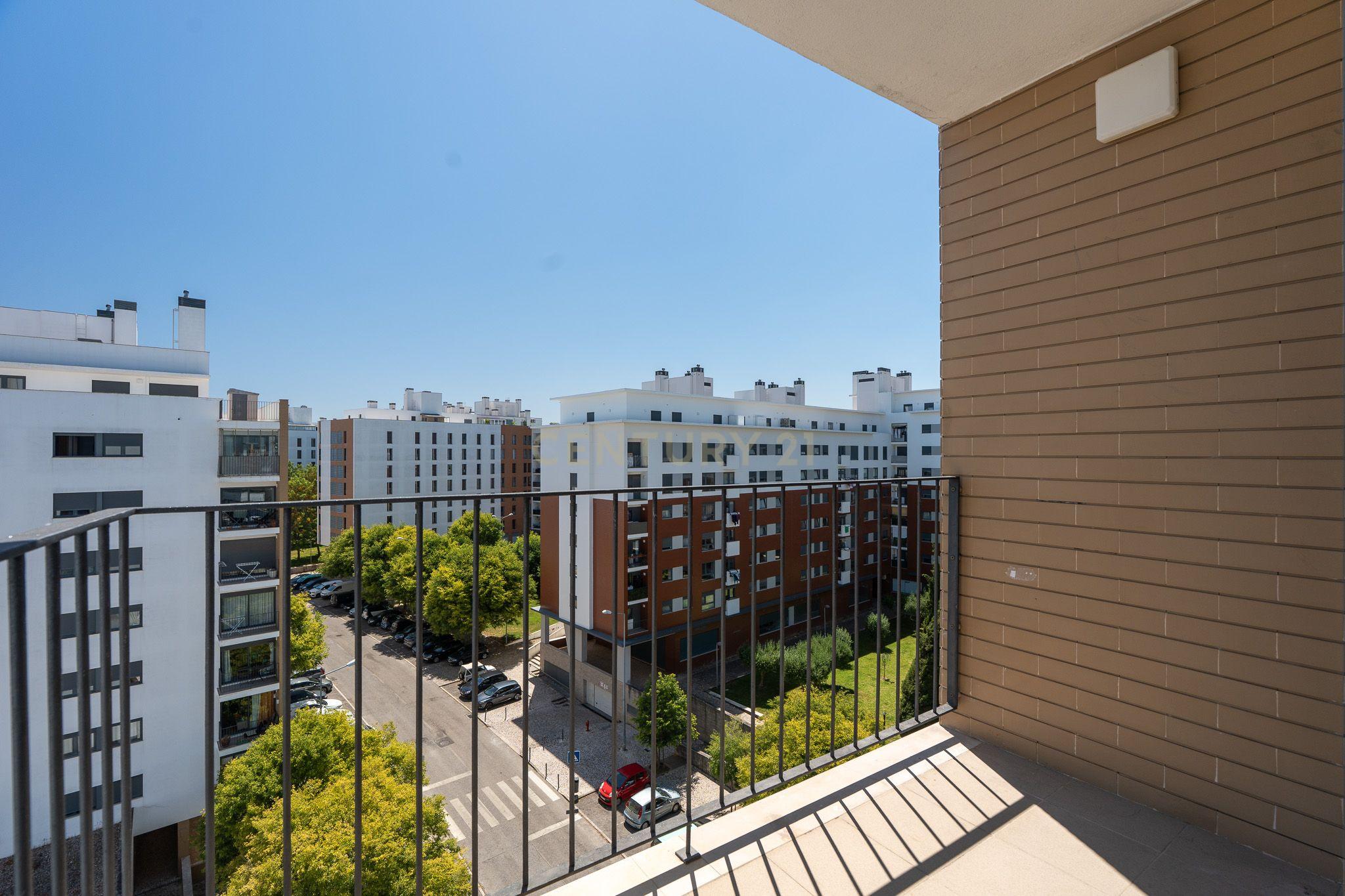 Excelente Apartamento T2 em Braço de Prata - Image 8