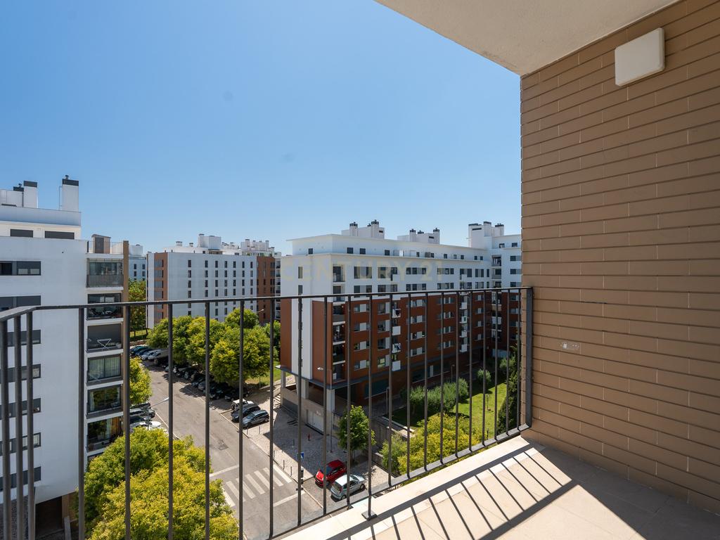 Excelente Apartamento T2 em Braço de Prata - Image 8