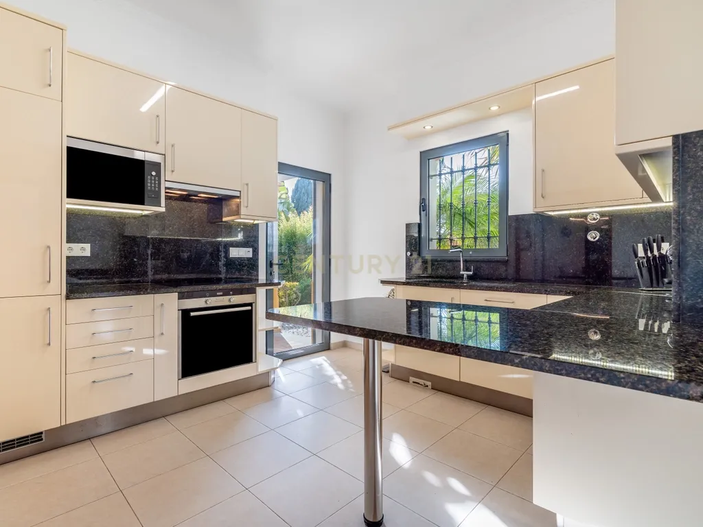 Moradia Unifamiliar de Prestígio | Quinta dos Álamos I Guia – Albufeira | T5 | Piscina | Jardim - Image 13