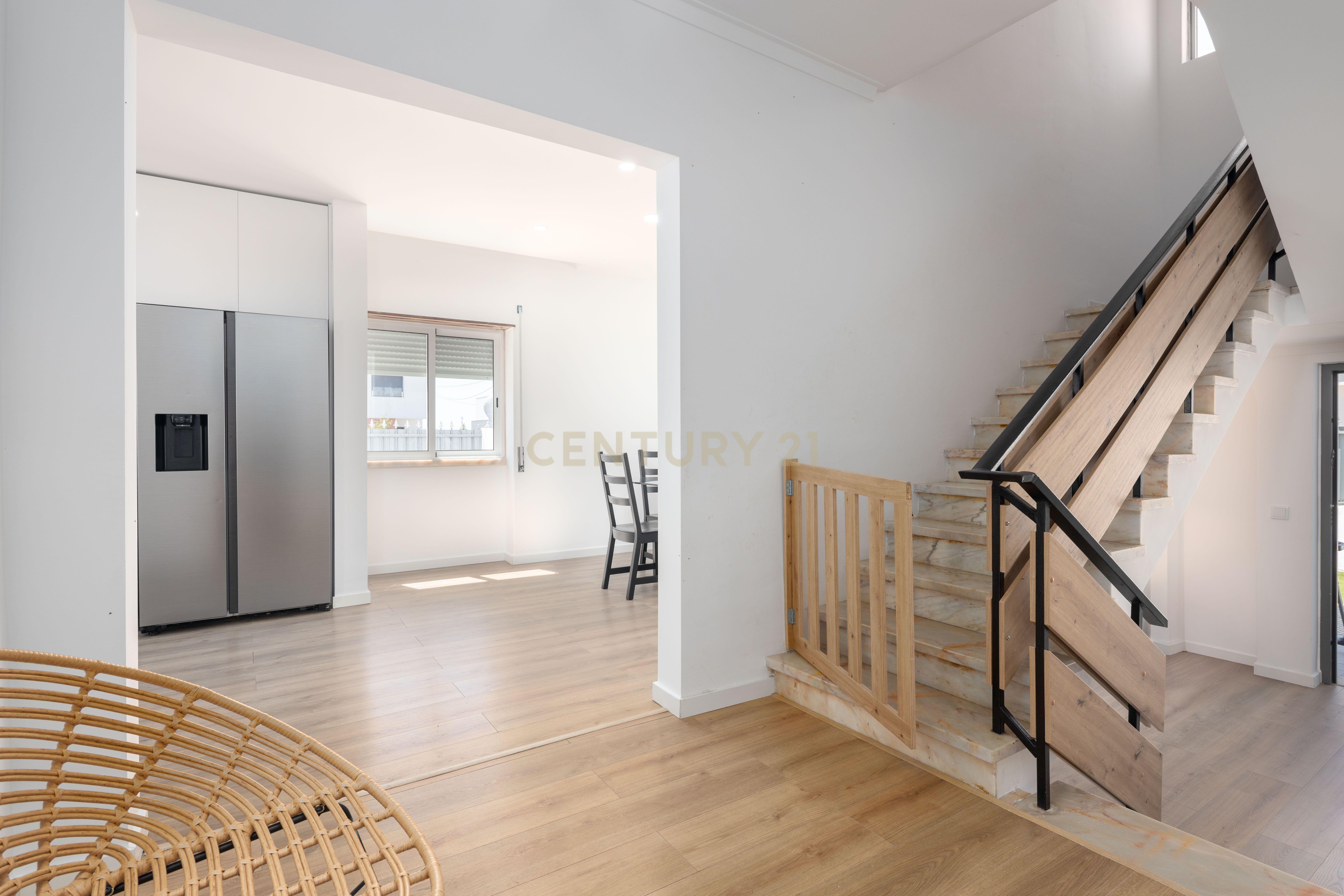 Fotografia 11 de Moradia T4 com Anexo | Garagem Independente | 221 m² de Construção | 10 minutos da praia | Quintinhas | Charneca de Caparica