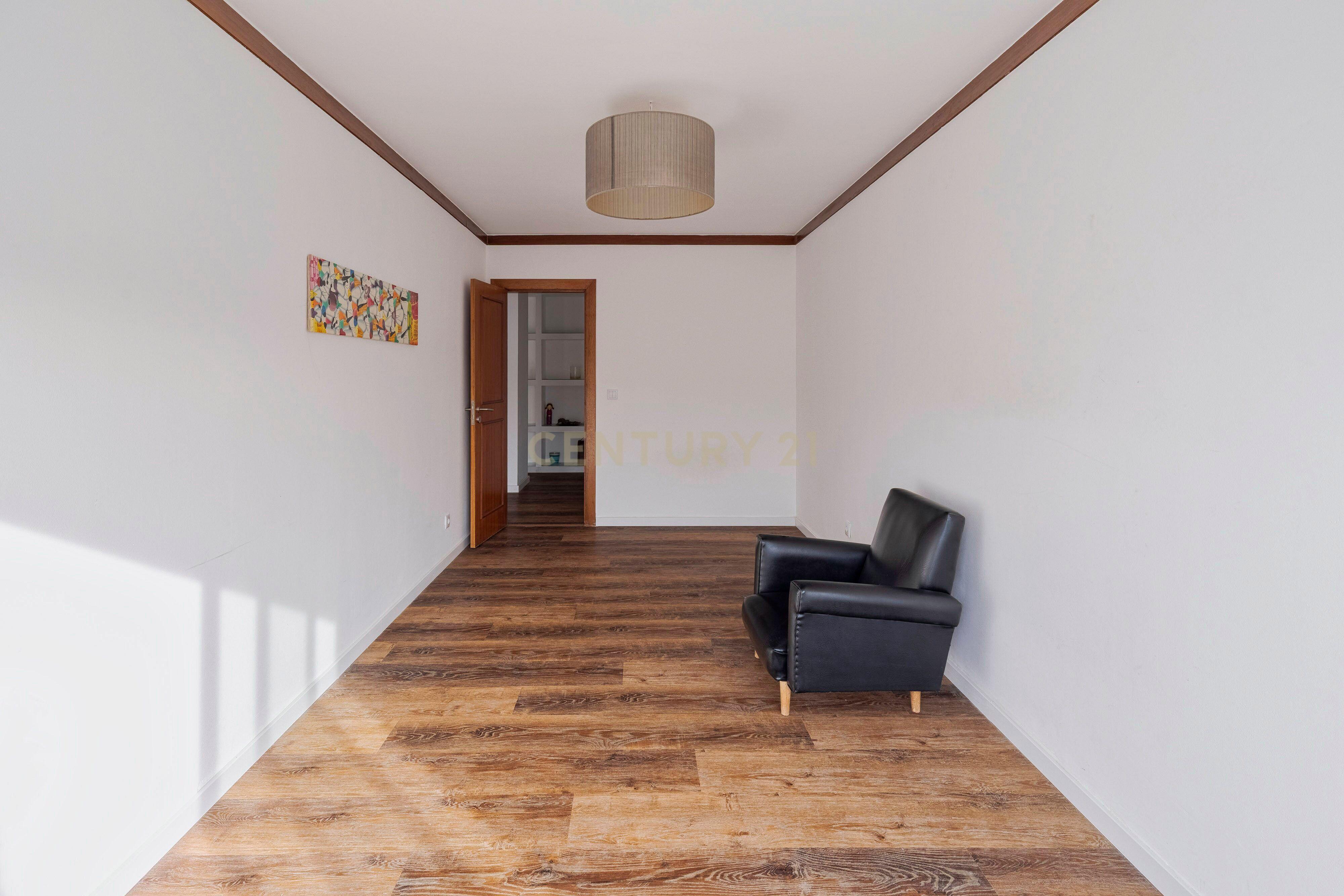 Fotografia 11 de T4 com amplo terraço, excelente exposição solar e áreas generosas no Bairro Salgado, Setúbal