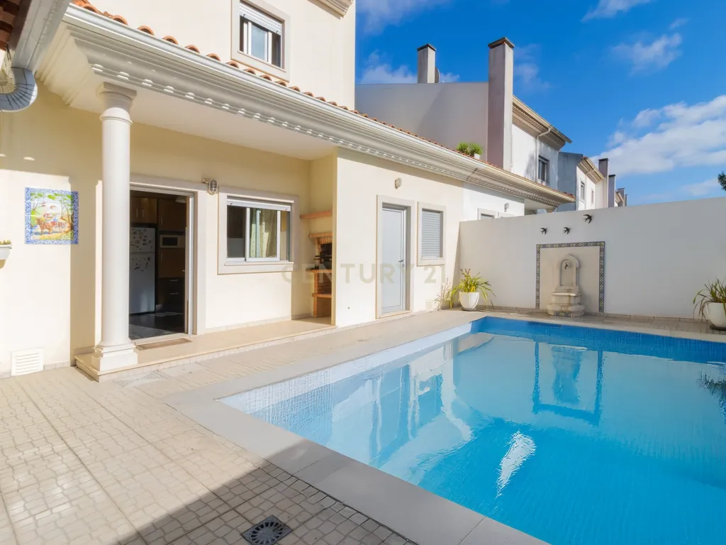 Moradia T4 com Piscina Privativa na Marinha Grande - Image 12