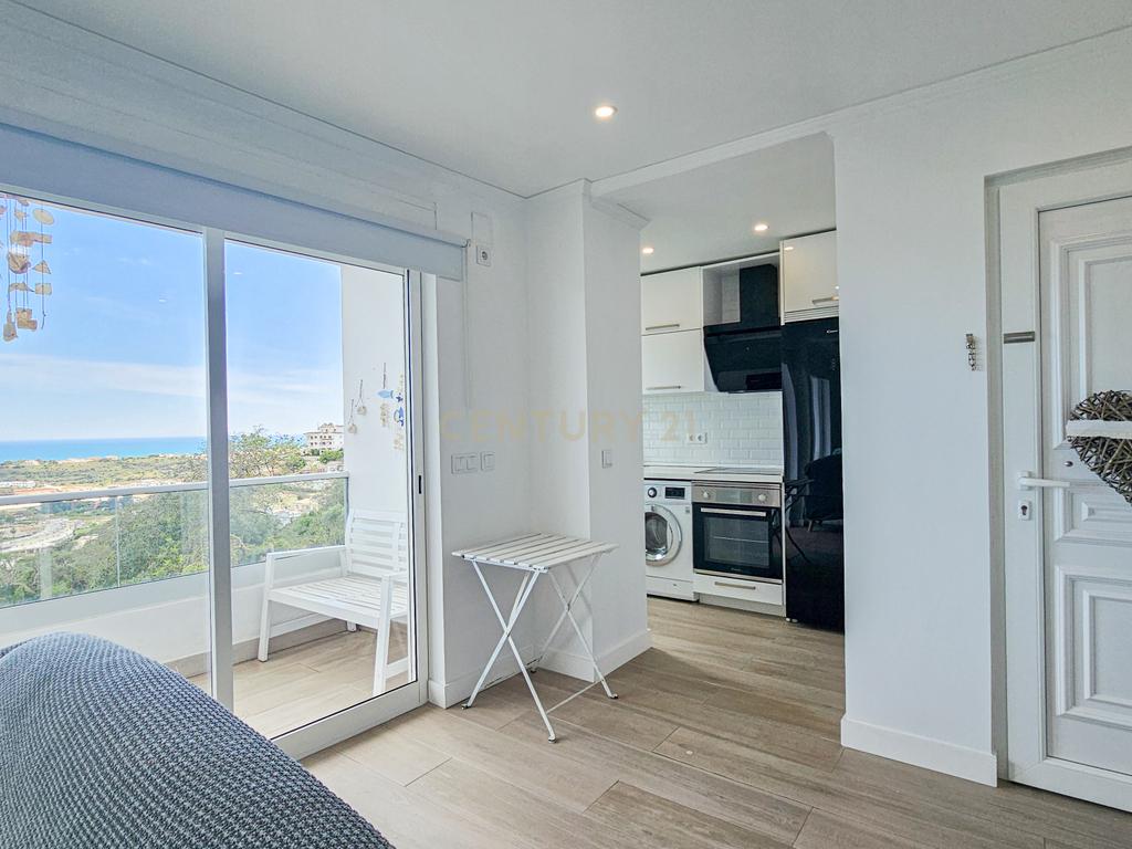 Apartamento T2 |  Renovado | Varanda | Vista Mar | Albufeira - Image 7