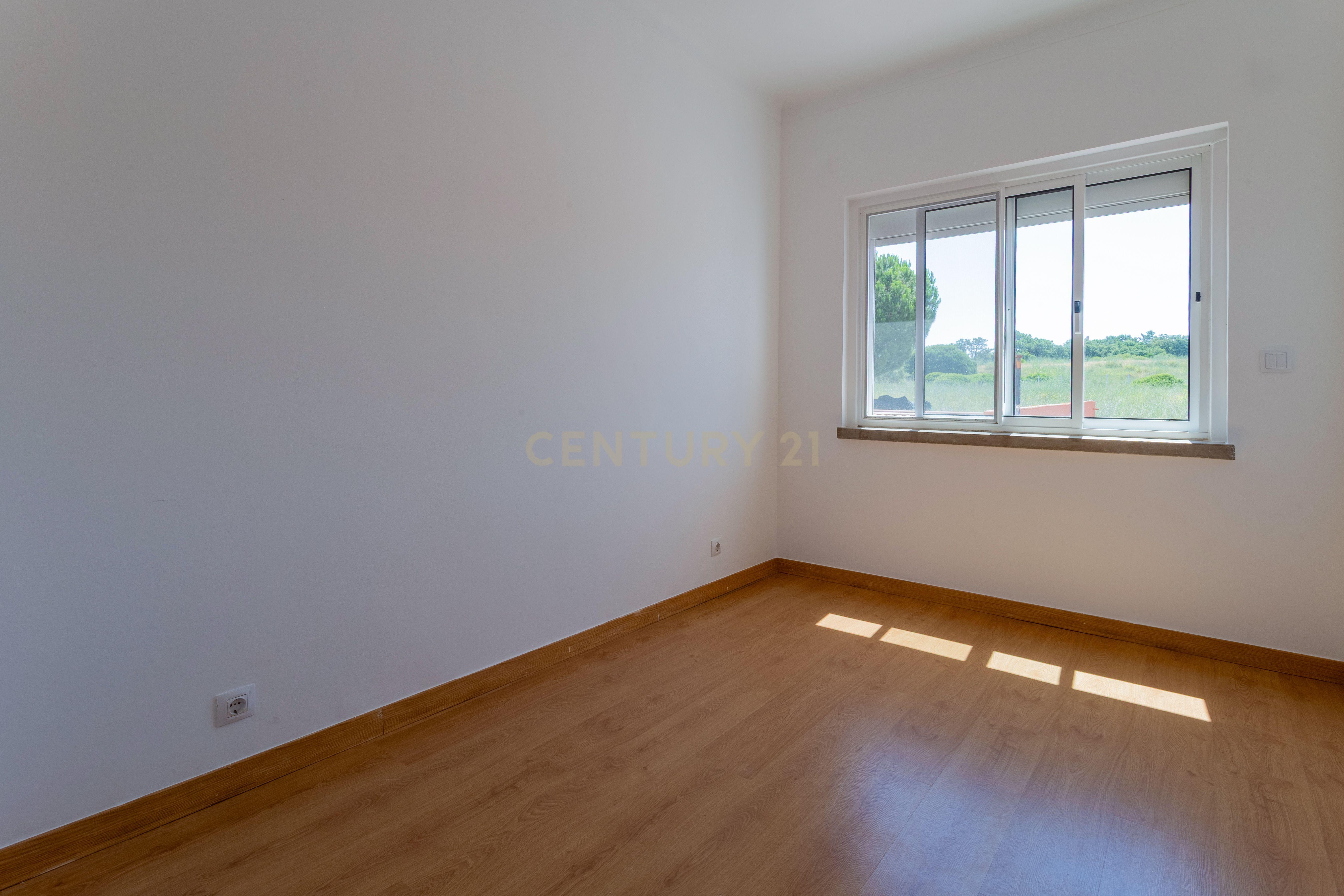 Fotografia 7 de T3 1º andar, com 2 casas de banho (Casal de Santo António)