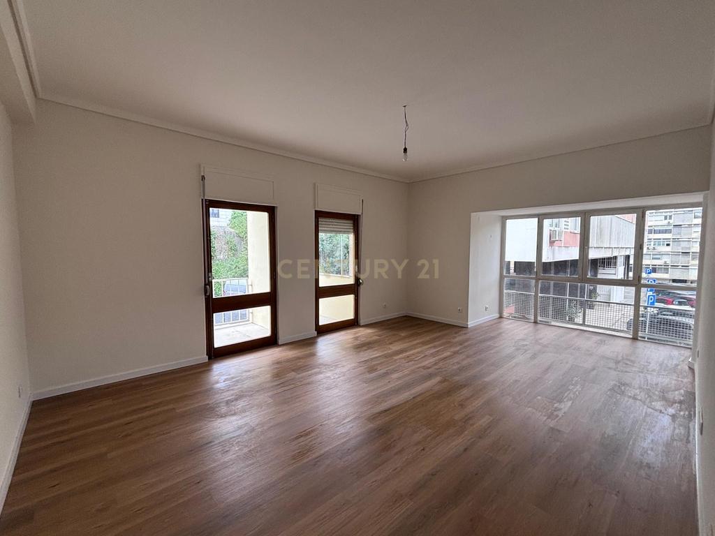 T3+1 Remodelado totalmente com excelentes áreas na carismática e tradicional zona da Estrela - Image 1