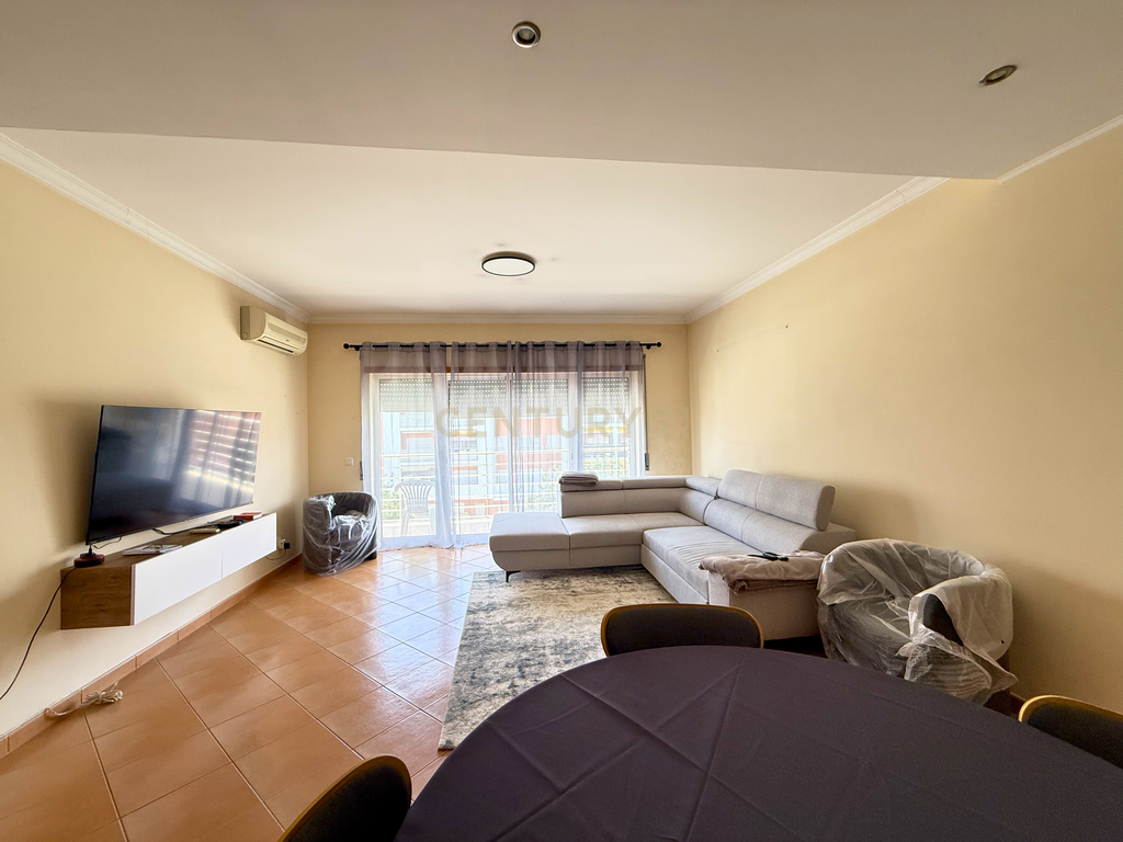 Apartamento T2 Semi-Novo com Garagem em Armação de Pêra – Conforto, Modernidade e Excelente Localização - Image 3