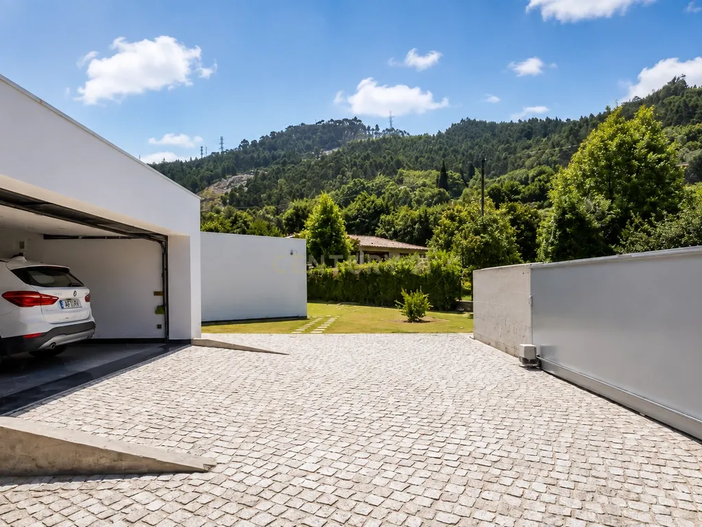 Moradia T4 Térrea de Sonho com Piscina, Campo de Futebol - Image 9