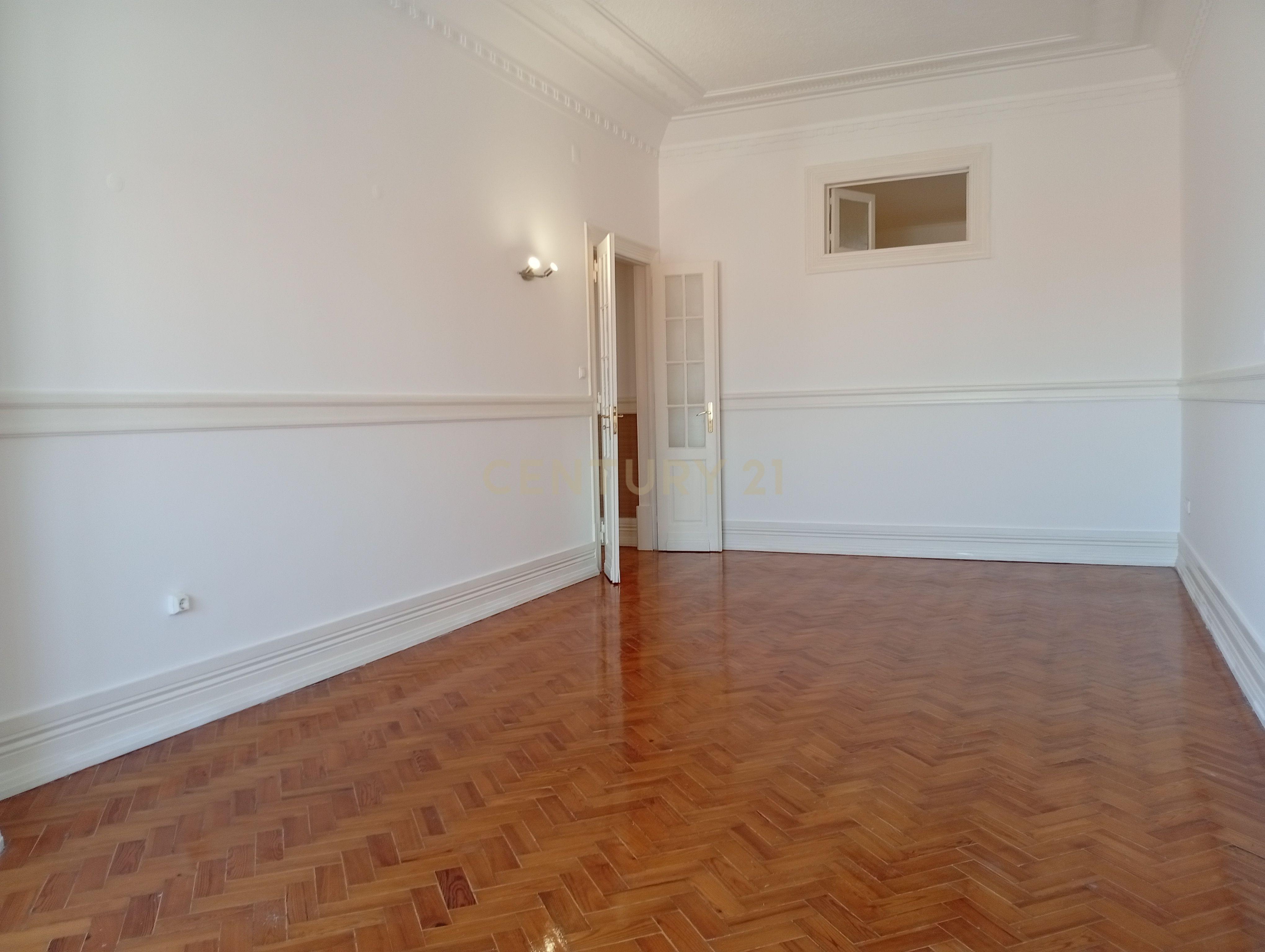 Fotografia 3 de Situado no Bairro Azul junto do Metro e do El Corte Inglês/Fundação Gulbenkian, tem este apartamento com traça antiga com 7 assoalhadas dispostas numa área de 200 m².