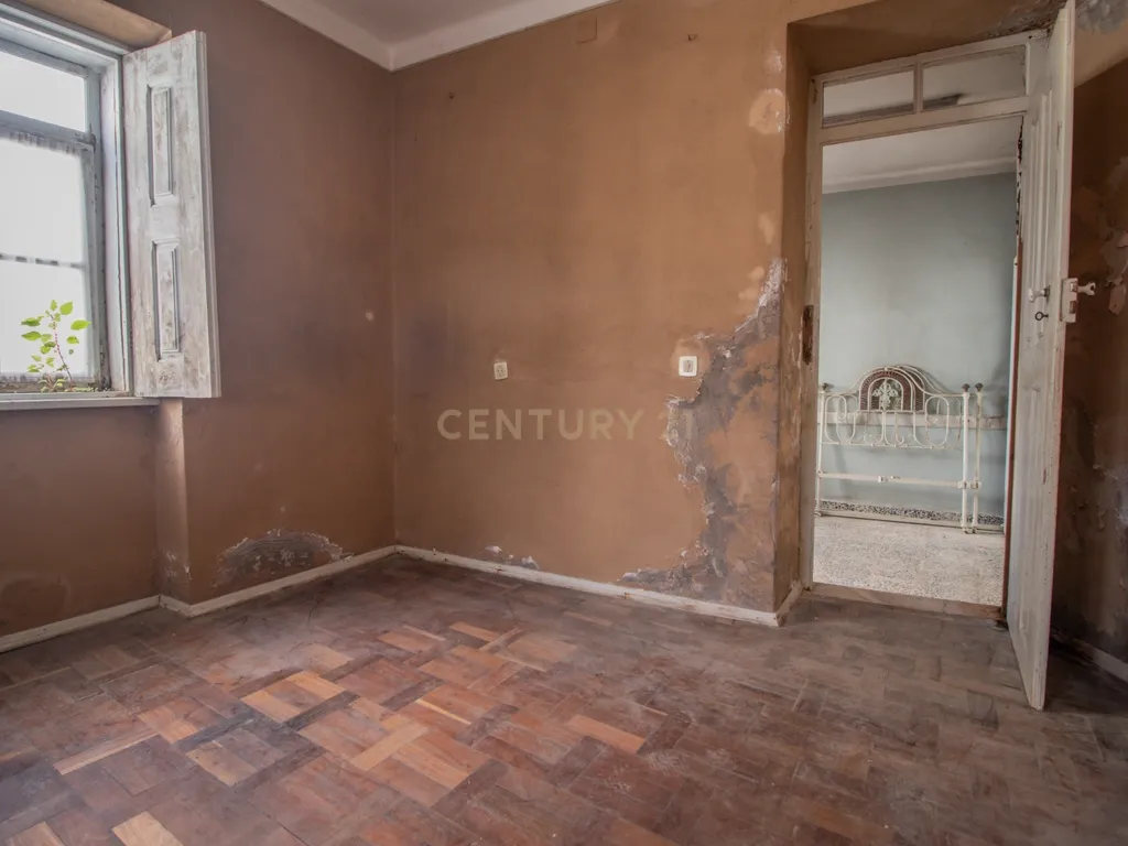 Casa antiga para recuperar com terreno e árvores de fruto, Alhadas, Figueira da Foz. - Image 13