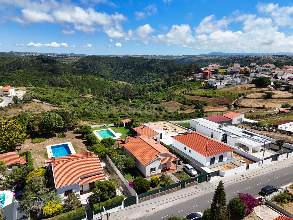 Moradia Isolada com Piscina em Lote de 908 m² | Sala Ampla | Jardim e Vista Desafogada -Mafra - Image 4