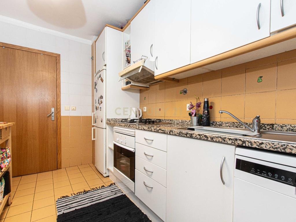 Apartamento T2 com Vista Panorâmica em Lisboa e um lugar de estacionamento na Rua Carlos Botelho - Lisboa  - Image 18
