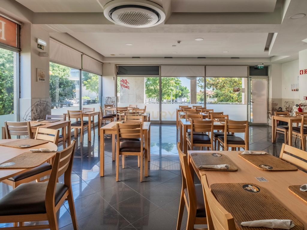 Trespasse de Pizzaria com esplanada em Águas Santas - Image 33
