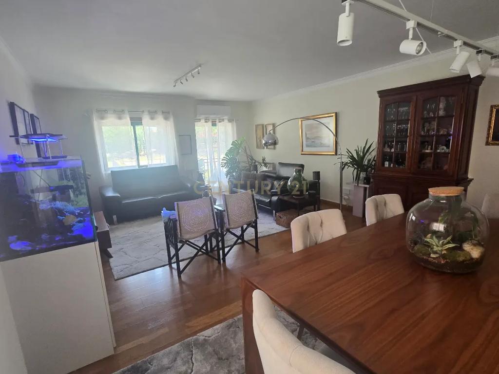 T5 em Almada - Um imóvel verdadeiramente exclusivo, onde o espaço e a dimensão fazem toda a diferença. - Image 1