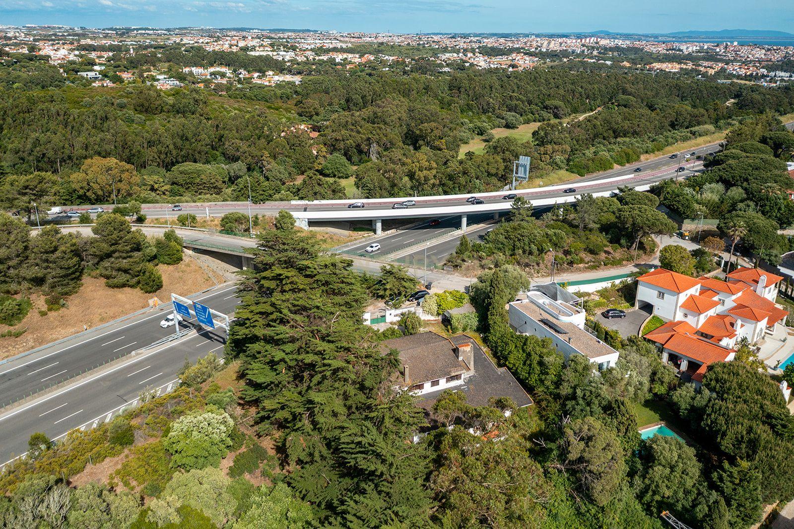Fotografia 9 de Moradia para Reabilitação Total, com 540 m² de Área Bruta de Construção, em Lote Urbano de 2.350 m² | Alcabideche, Cascais