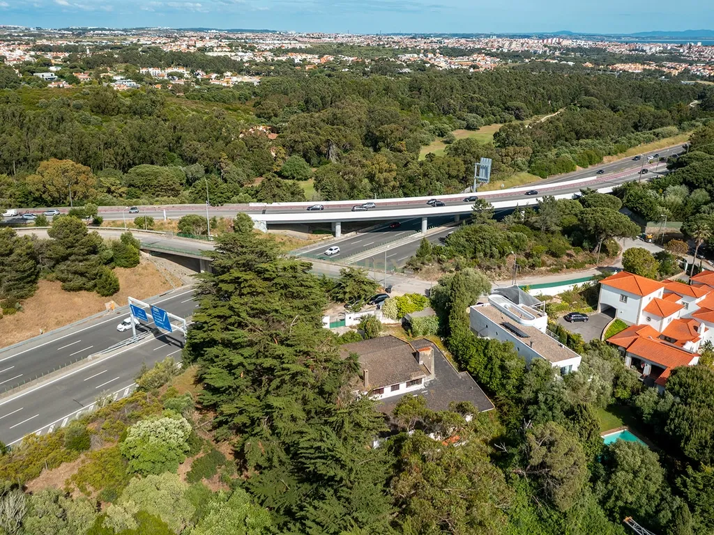 Moradia para Reabilitação Total, com 540 m² de Área Bruta de Construção, em Lote Urbano de 2.350 m² | Alcabideche, Cascais - Image 10