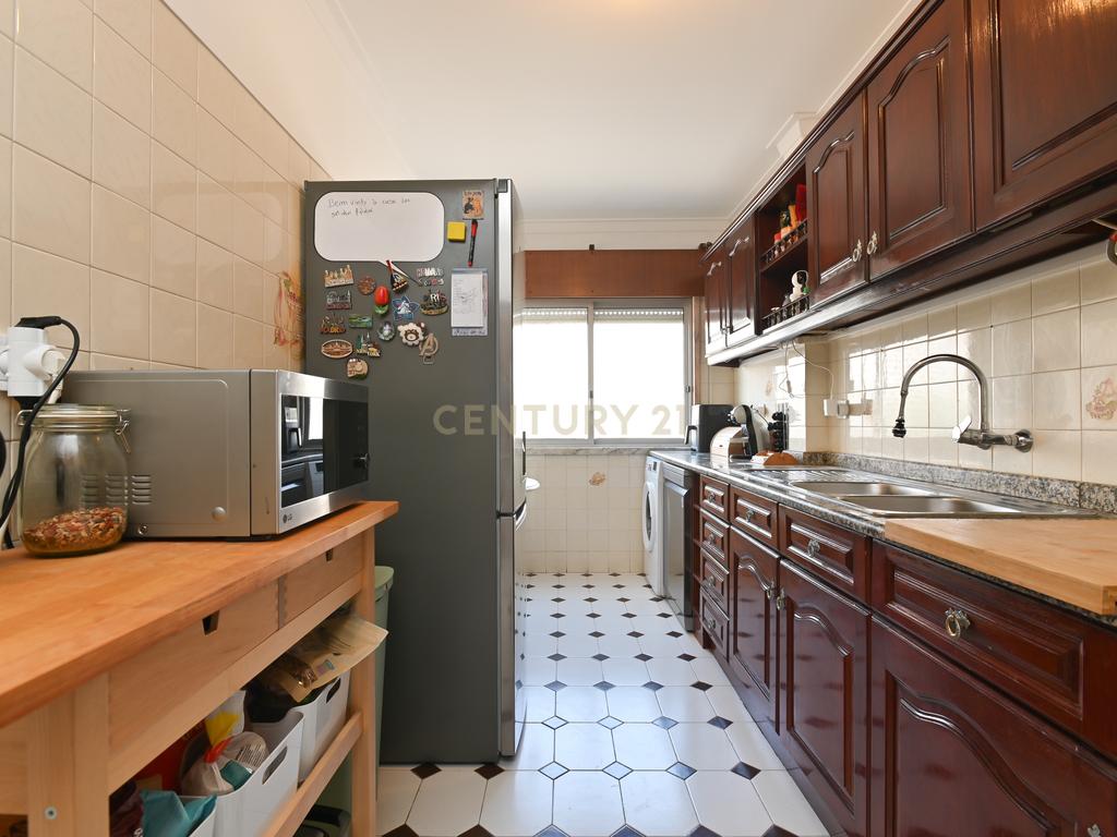 Apartamento T2 em Massamá com Varanda e arrecadação - Image 9