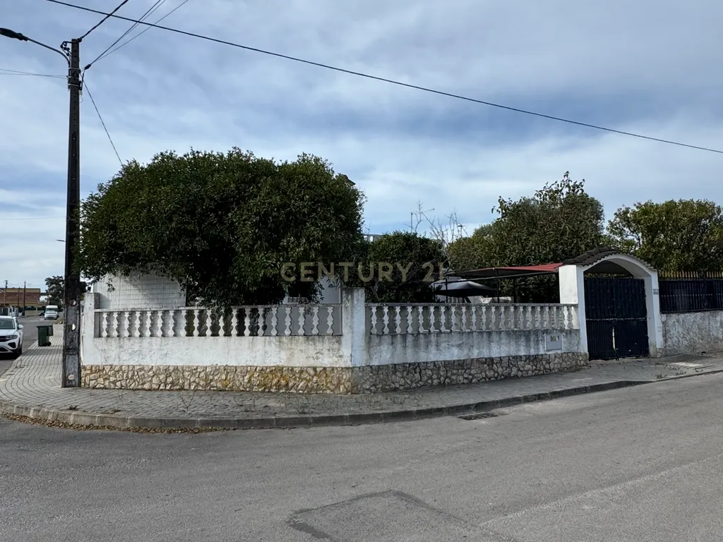 Moradia de Gaveto em Fernão Ferro | 286 m² de Terreno com Potencial + furo de água. - Image 1