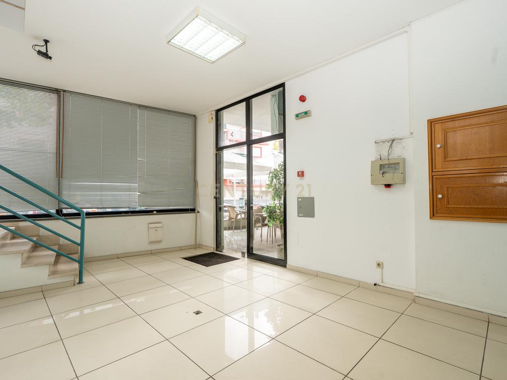 **Fantástica loja de dois pisos em Linda a Velha** - Image 9