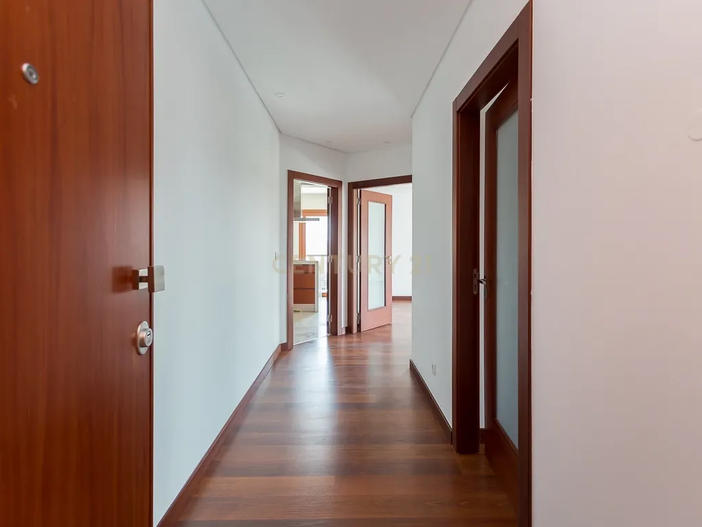 Apartamento T2 num condomínio com Vista Panorâmica em Odivelas, Famões - Image 2