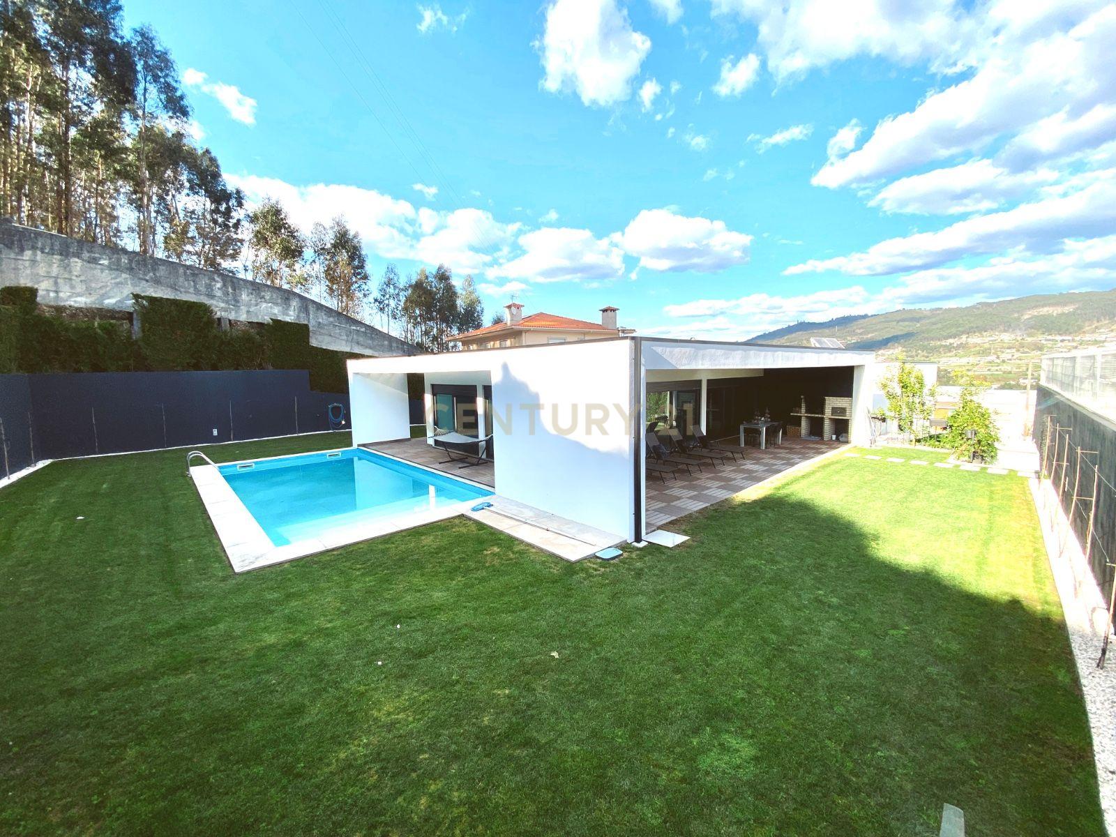 Luxuosa Moradia Isolada T3 em Guimarães com Vista para a Montanha - Image 27