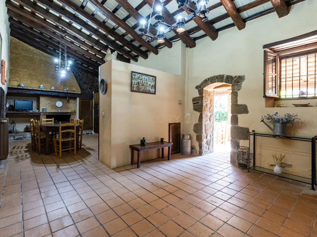 MASIA CATALANA EN VENDA A LLAGOSTERA – MÉS DE 7 HECTÀREES DE TERRENY, LLICÈNCIA TURÍSTICA, PISCINA I CAMP DE FUTBOL - Image 60