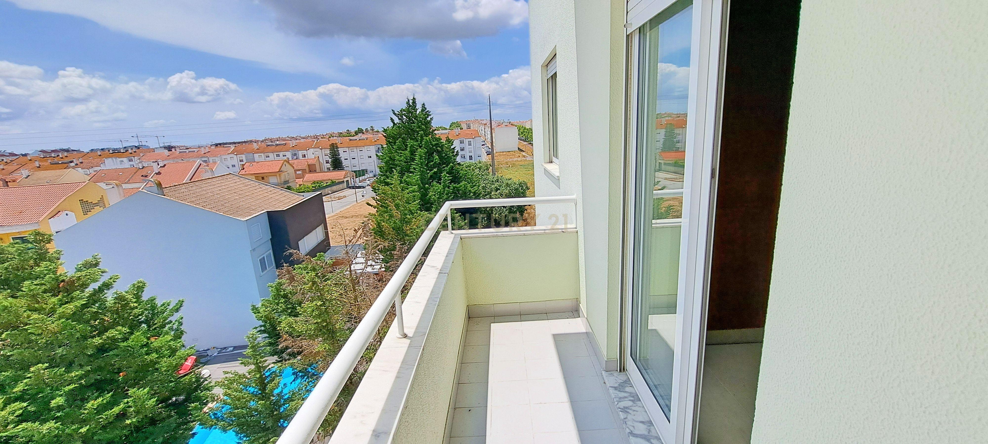 Apartamento T2 com arrecadação e lugar de garagem no Montijo. - Image 8
