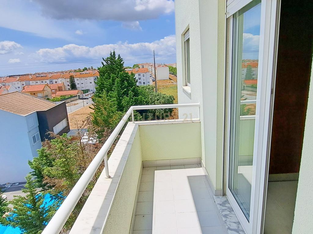 Apartamento T2 com arrecadação e lugar de garagem no Montijo. - Image 8