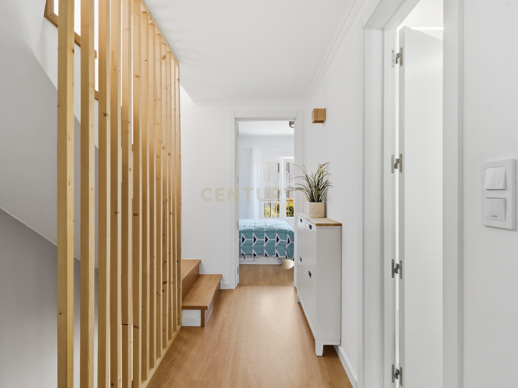 Moradia remodelada T2+1 no centro de Mafra, com pátio e churrasqueira. - Image 11