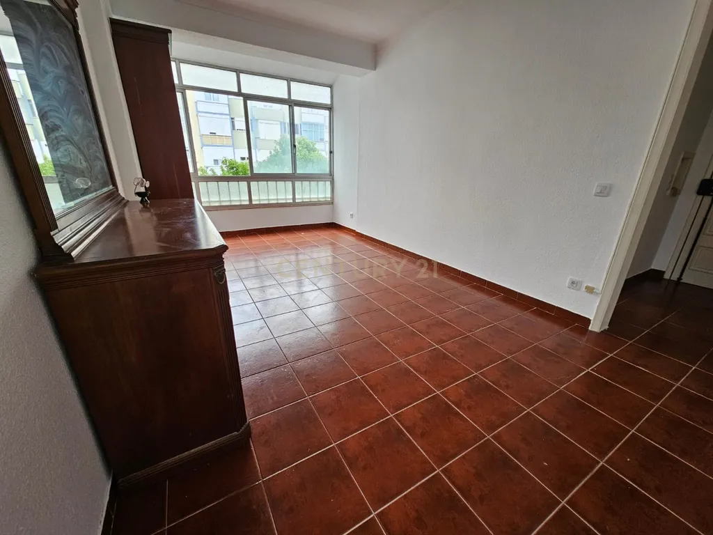 𝗔𝗽𝗮𝗿𝘁𝗮𝗺𝗲𝗻𝘁𝗼 𝗧𝟮 à 𝘃𝗲𝗻𝗱𝗮 𝗻𝗮 𝗗𝗮𝗺𝗮𝗶𝗮 – 𝟲𝟴𝗺𝟮 𝗰𝗼𝗺 𝘃𝗮𝗿𝗮𝗻𝗱𝗮𝘀 - Image 2