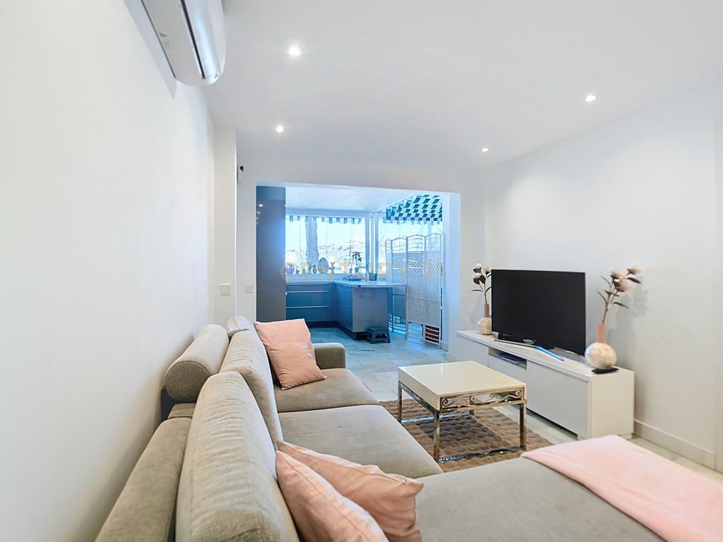 Luxuosa Moradia em Málaga com Terraço e Acessibilidade - Image 3