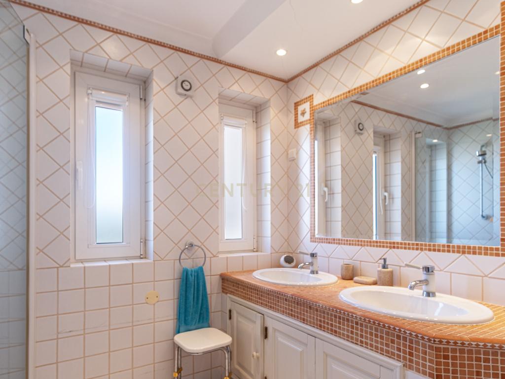 Moradia T5 com Piscina e Jardim em Lagoa, Faro - Image 38