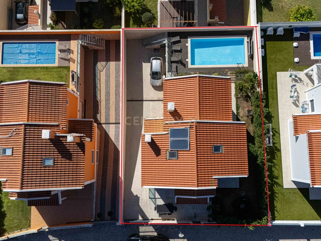 Moradia Independente T4+1 com Piscina, 321 m² de Construção e Garagem para 5 Viaturas | Albarraque, Rio de Mouro - Image 48