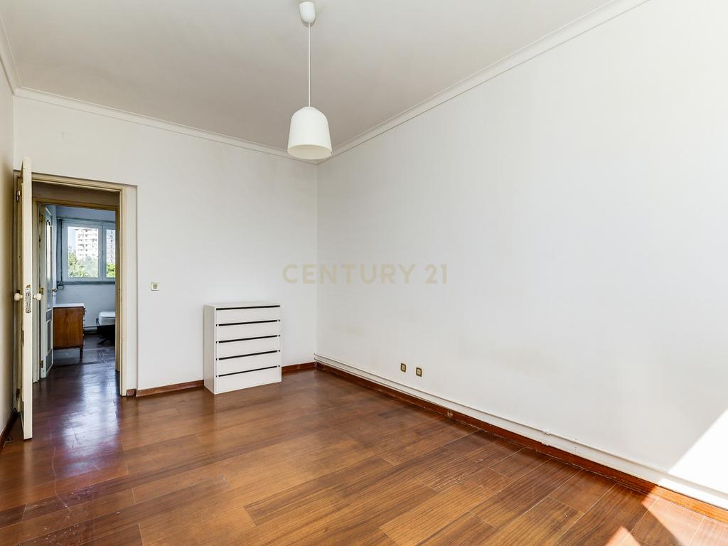 T4 com Vista de Rio nos Olivais – Uma Oportunidade para Remodelar a Seu Gosto! - Image 20
