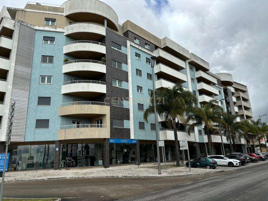 Edifício Moderno no Entroncamento com Vista Panorâmica e Luxo - Image 1