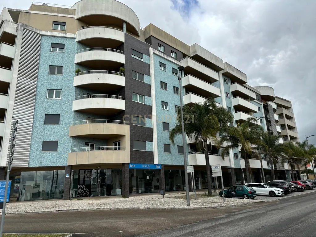 Edifício Moderno no Entroncamento com Vista Panorâmica e Luxo - Image 1