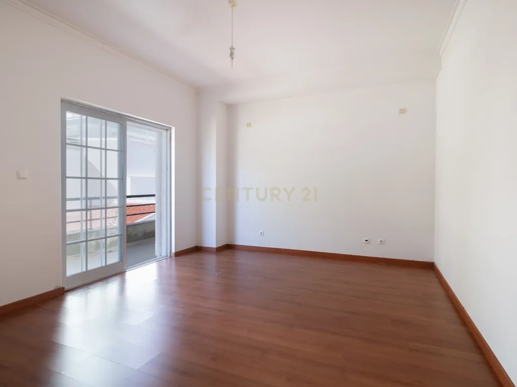 Moradia T4+1 | 368 m² | Garagem para 4 Viaturas | Casal do Bispo, Famões - Image 10