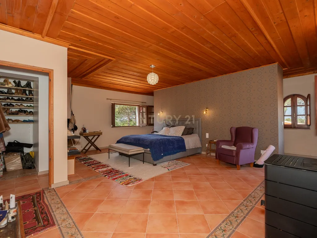 Fabulosa Quinta com lote de terreno de 22.381 m2, onde se encontra inserida uma moradia composta por dois pisos, com uma área bruta de 623 m2, uma área útil de 304 m2 e uma área bruta dependente de 319 m2, localizada em Santo Isidro de Pegões, na zona de Pegões, a pouca distância das belas praias de Setúbal. - Image 33