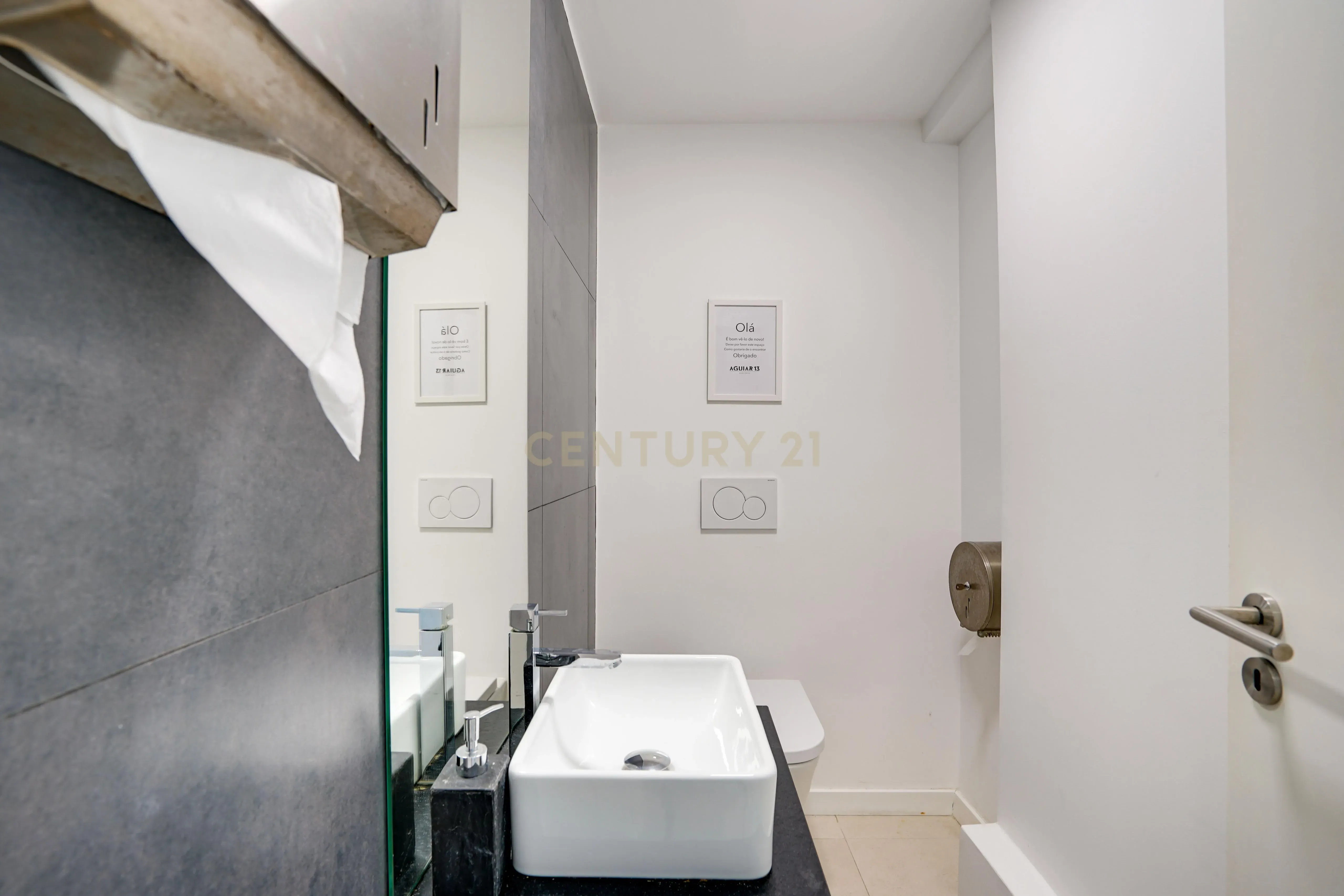 Apartamento T6 Avenida António Augusto de Aguiar - Image 12