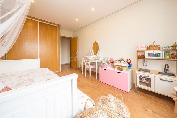 Apartamento T3 construído em 2019, com Varanda e Parqueamento, em Setúbal - Image 32