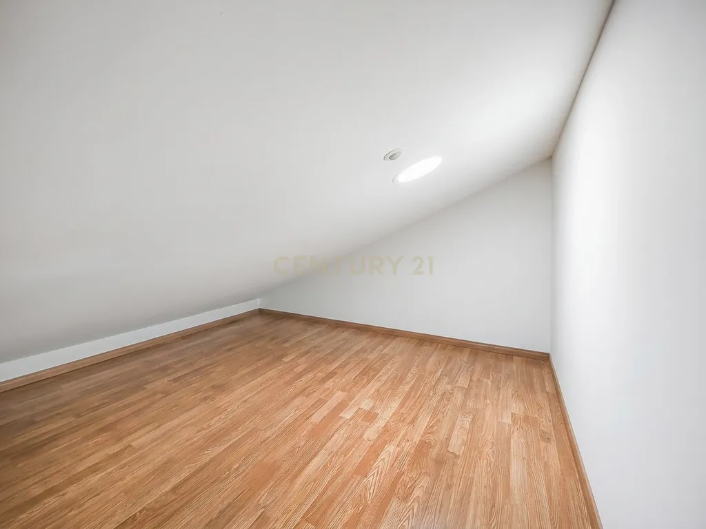 Apartamento T2 Dúplex com Vista Panorâmica e Garagem com Carregamento Elétrico | a 15 minutos de Mafra e Ericeira - Para arrendamento! - Image 24