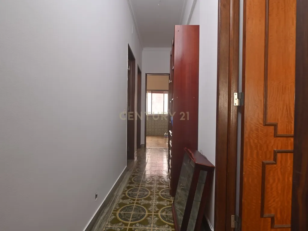 Apartamento T1 para venda na zona de Alcântara a necessitar de obras - Image 16