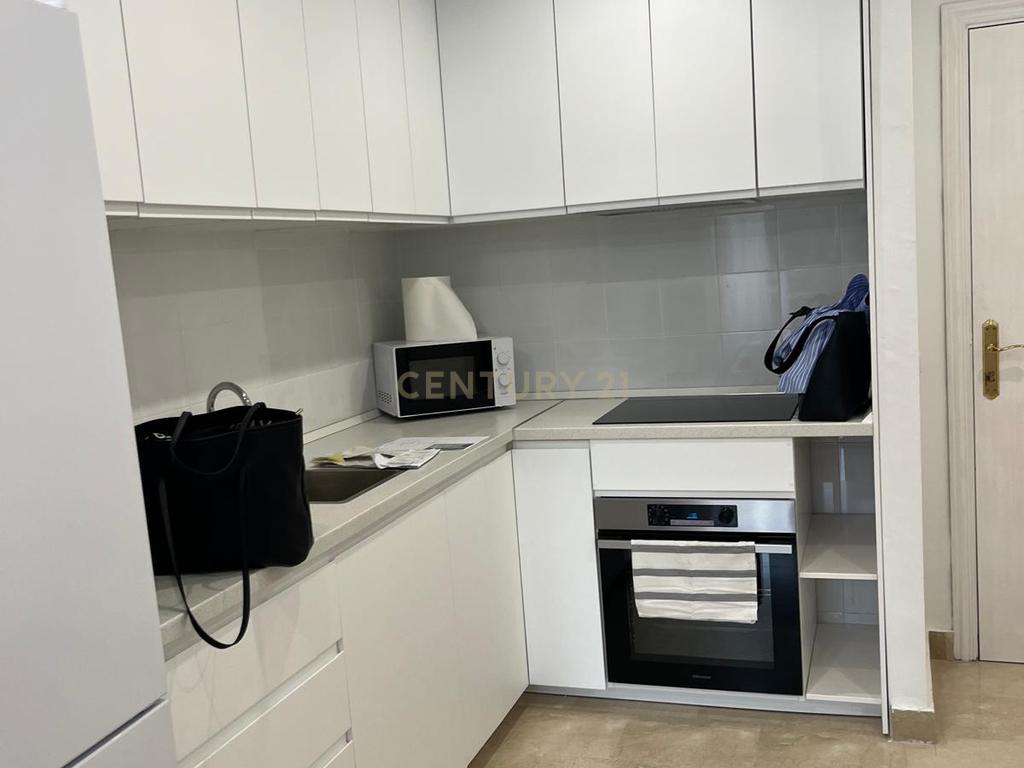 Apartamento T2 em Málaga com Vista para a Cidade e Montanha - Image 3