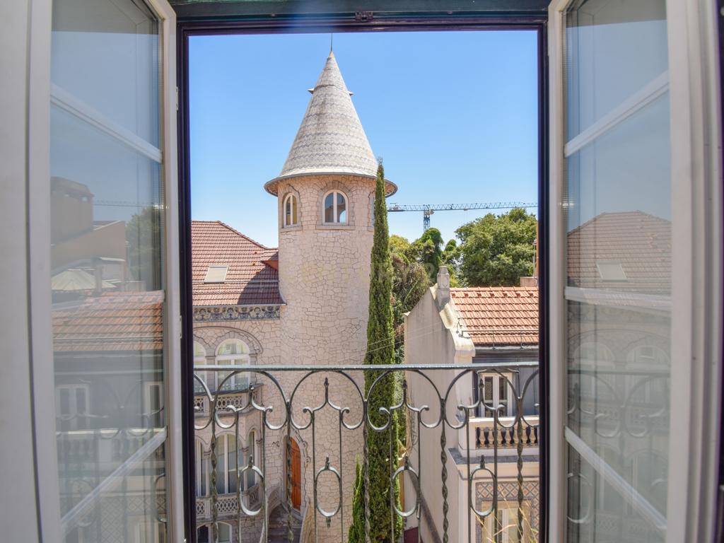 Apartamento com mezzanine e potencial de reconversão na Estrela - Image 16